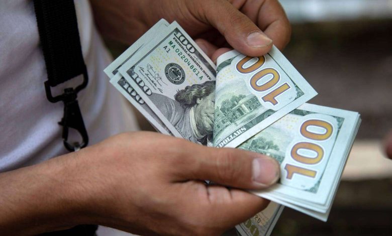 اعد صياغة هذا العنوان ليكون بصيغة خبرية صحفية بشرية تبدأ دائما بكلمتين الى اربع كلمات مثيرة للاهتمام حسب سياق المحتوى ثم يكمل العنوان بشكل بحثي يحتوي على كلمات مفتاحية شائعة وبدون وضع نقطة في النهاية فقط النص النهائي للعنوان بدون شرح او تعليمات: سعر الدولار أمام الجنيه اليوم الاثنين 12 مايو 2025 في البنوك.. آخر تحديث