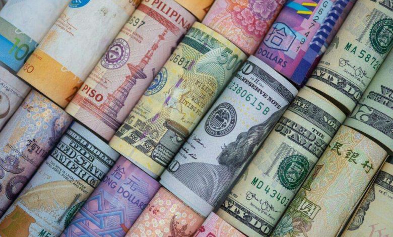 اعد صياغة هذا العنوان ليكون بصيغة خبرية صحفية بشرية تبدأ دائما بكلمتين الى اربع كلمات مثيرة للاهتمام حسب سياق المحتوى ثم يكمل العنوان بشكل بحثي يحتوي على كلمات مفتاحية شائعة وبدون وضع نقطة في النهاية فقط النص النهائي للعنوان بدون شرح او تعليمات: أسعار العملات اليوم الإثنين 12- 5-2025 مقابل الجنيه المصري بالبنوك