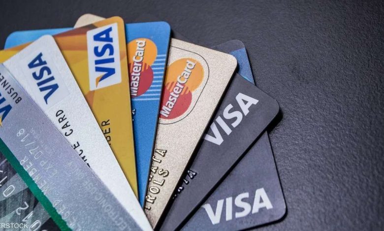 بطاقات الخصم المباشر في البنوك المصرية: مزايا وشروط هامة للمستخدمين