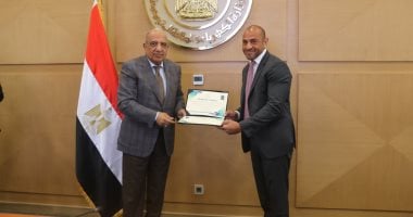 وزير الكهرباء يسلّم شهادات تأهيل 4 مشروعات لإنتاج الطاقة وبيعها لمستهلكين صناعيين