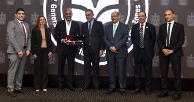 رئيس هيئة الاستثمار يكرم العاملين الممتميزين مهنيا ورياضيا وفنيا