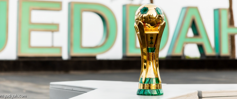 كأس الملك الجديد يتألق بتصميم فضة إسترليني وارتفاع 54 سم مميز