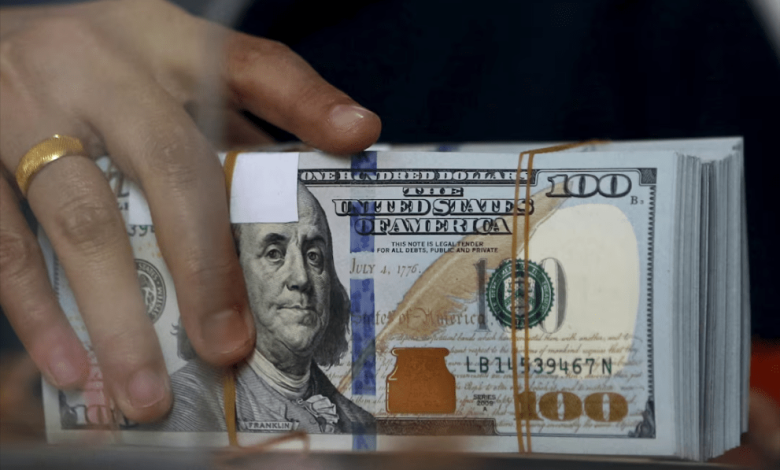 مكاسب قوية للدولار الأمريكي نتيجة بيانات الواردات وضعف ثقة المستهلكين