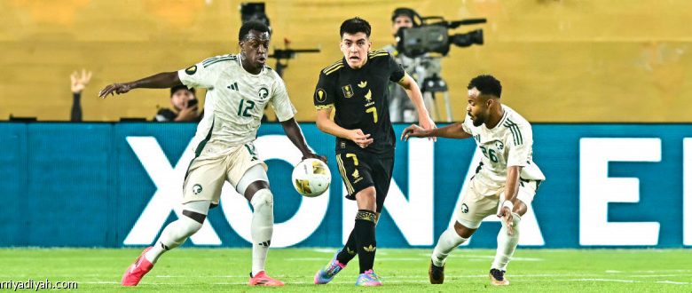 أصغر لاعبي الكأس الذهبية يتألق أمام الصقور في مباراة مثيرة