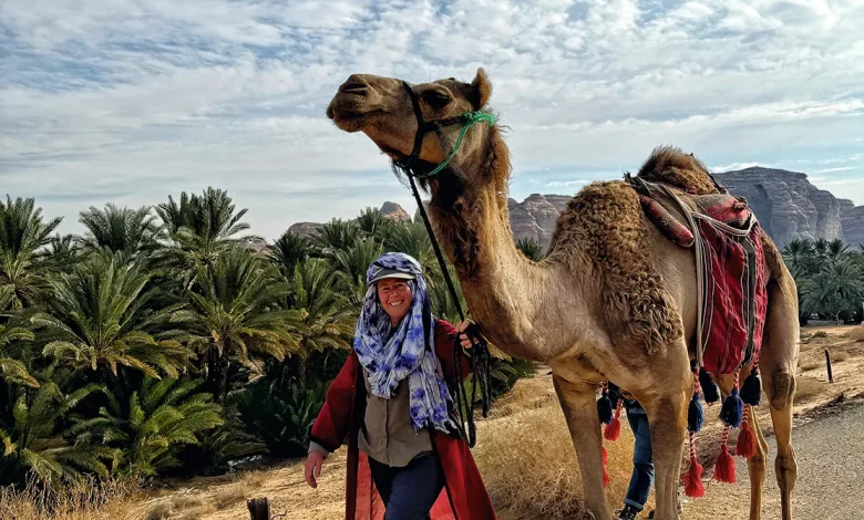 أليس موريسون تكتب التاريخ كأول امرأة تعبر السعودية سيرًا على الأقدام