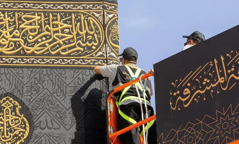 إرث يواصل عبر الزمن بدء مراسم تغيير كسوة الكعبة المشرفة