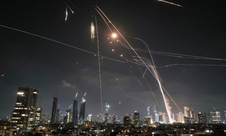 إصابات متعددة بفعل قصف إيراني على تل أبيب والأوضاع تتفاقم