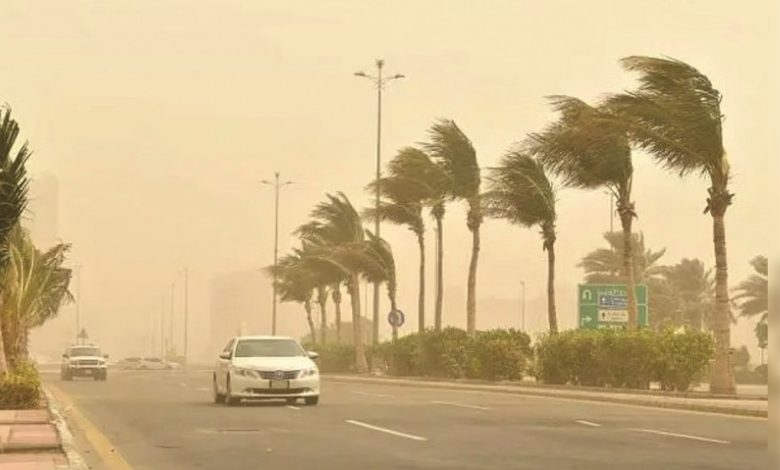 استمرار تأثير الرياح النشطة المثيرة للغبار على أربع مناطق مختلفة.