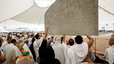 الحجاج يرشقون الجمرات الثلاث في ثاني ايام التشريق