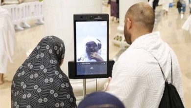 الشباب السعوديون يتخطون حواجز اللغة خلال الحج بترجمة الكلمات والمشاعر