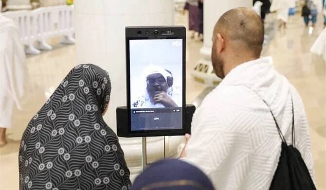 الشباب السعوديون يتخطون حواجز اللغة خلال الحج بترجمة الكلمات والمشاعر