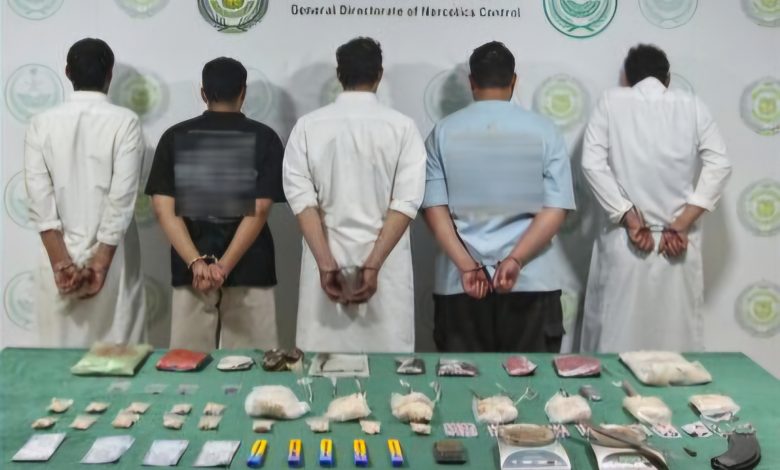 القبض على خمسة أشخاص لترويج الأفيون والمخدرات في تبوك
