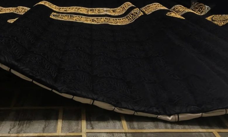 الكسوة الجديدة للكعبة المشرفة تبهج القلوب وتزين البيت العتيق