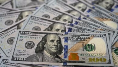 انخفاض الدولار بالتزامن مع تراجع الاقتصاد الأمريكي وتأثيره على الأسواق