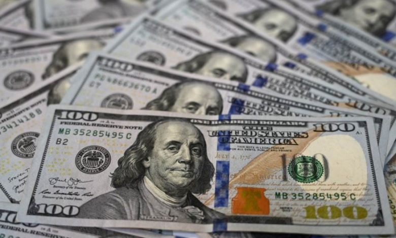 انخفاض الدولار بالتزامن مع تراجع الاقتصاد الأمريكي وتأثيره على الأسواق