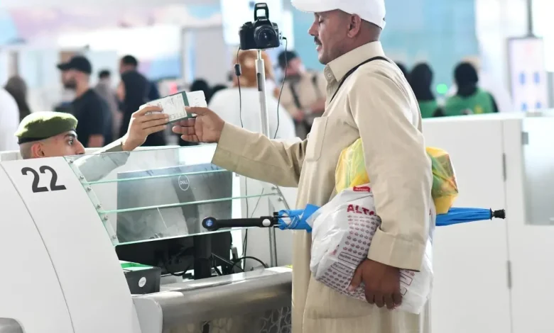 انهاء اجراءات مغادرة اولى رحلات الحجاج من مطار المدينة المنورة