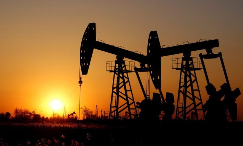 تراجع النفط وسط غموض مفاوضات الولايات المتحدة والصين وتأثيرها على السوق