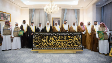 تسليم كسوة الكعبة المشرفة في بداية محرم لسدنة البيت الحرام
