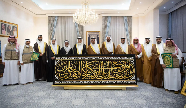 تسليم كسوة الكعبة المشرفة في بداية محرم لسدنة البيت الحرام