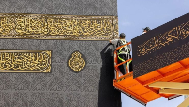 تغيير كسوة الكعبة بطرق فنية مبتكرة في زمن قياسي ضمن تنظيم متميز