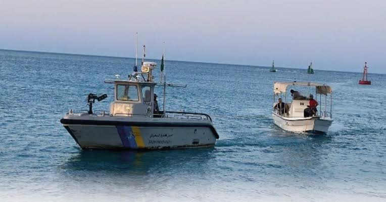 حرس الحدود بعسير ينقذ مواطنين تعطلوا في عرض البحر بوسيطتين بحريتين