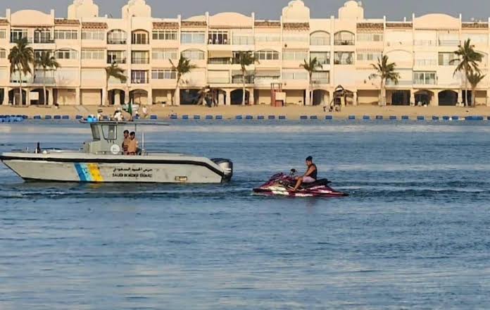 حرس الحدود ينقذ مواطنين ومقيمين تعطلت واسطتهم البحرية بمكة المكرمة
