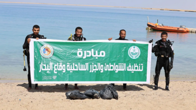 حملة تنظيف شاطئ العيقة وقاع البحر في المدينة المنورة لحماية البيئة البحرية
