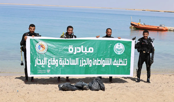 حملة تنظيف شاطئ العيقة وقاع البحر في المدينة المنورة لحماية البيئة البحرية
