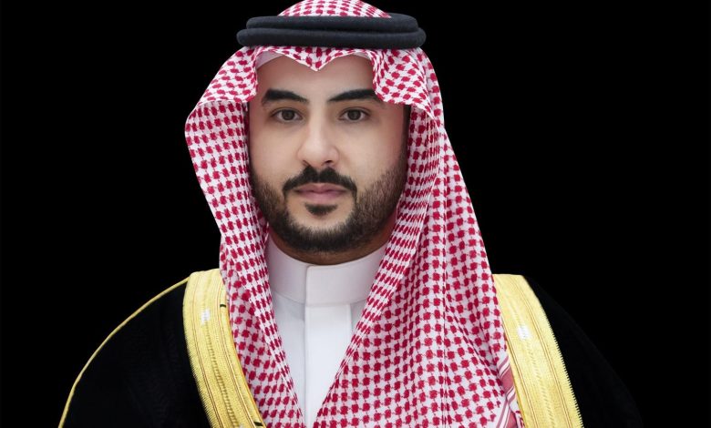 خالد بن سلمان يبحث مع رئيس هيئة الأركان الإيرانية العلاقات الدفاعية وتطورات المنطقة