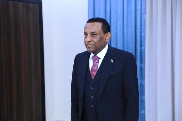 رئيس الوزراء السوداني الجديد يقرر حل الحكومة الحالية بشكل مفاجئ