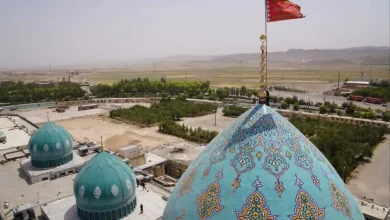 رفع راية الانتقام الحمراء على قبة مسجد في إيران يعكس تصاعد مشاعر الغضب والاحتجاج في المجتمع الإيراني ويشير إلى دعوات للثأر أو رد الفعل القوي ضد قضايا معينة.