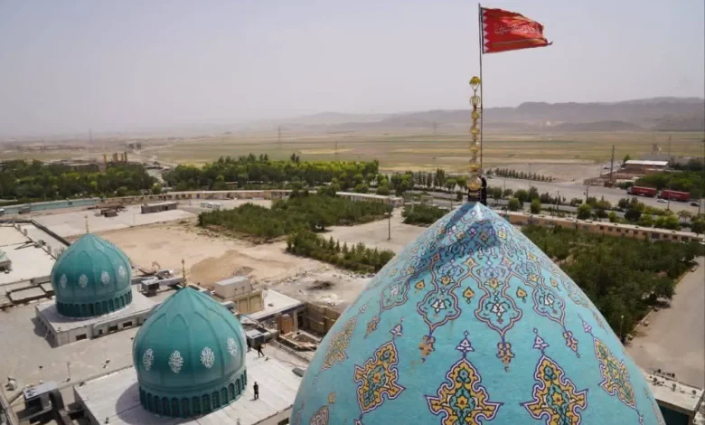 رفع راية الانتقام الحمراء على قبة مسجد في إيران يعكس تصاعد مشاعر الغضب والاحتجاج في المجتمع الإيراني ويشير إلى دعوات للثأر أو رد الفعل القوي ضد قضايا معينة.