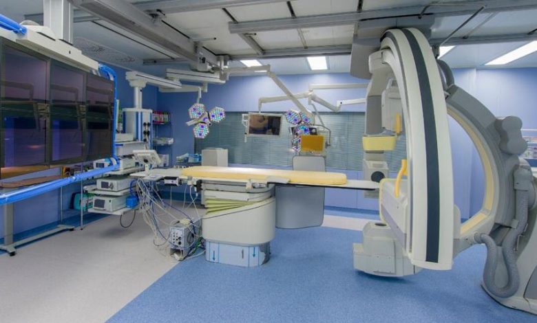 روبوت يجري جراحة دقيقة لمريض صيني في مكة بفضل تقنية متطورة