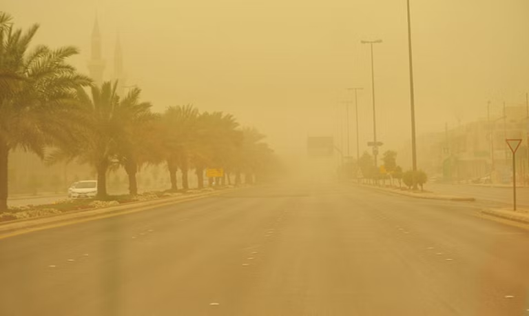 رياح قوية تضرب الليث وبحرة وتسبب اضطراب الطقس والبحر