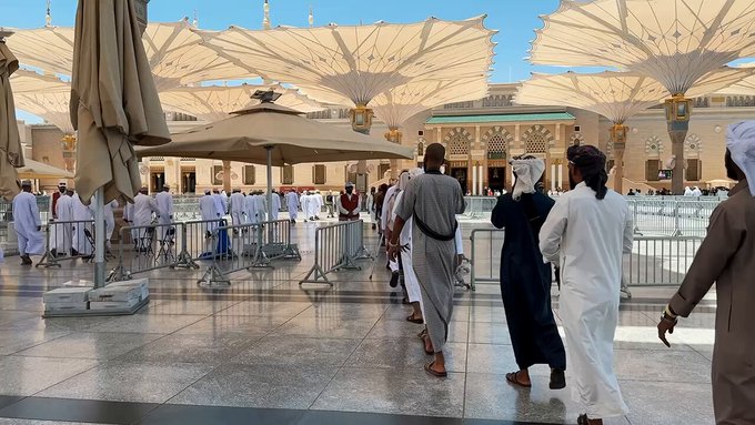 زيارة ذوي شهداء القوات اليمنية للمسجد النبوي بعد أداء مناسك الحج