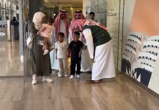 طبيب الطفل الفلسطيني محمد حجازي يعمل على استعادة بصره بعد فقدانه