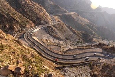 طريق الباحة بني سعد مسار سياحي استراتيجي وسط مناظر طبيعية خلابة