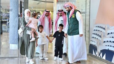 طفل فلسطيني فقد بصره من قصف إسرائيلي يصل الرياض للعلاج الضروري