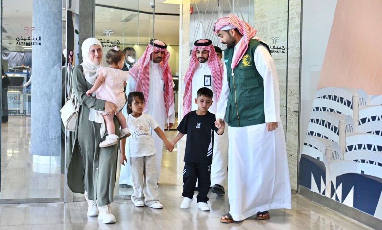 طفل فلسطيني فقد بصره من قصف إسرائيلي يصل الرياض للعلاج الضروري