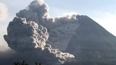 عمليات اخلاء وإلغاء رحلات جوية بسبب ثوران بركان بجزيرة اندونيسيا