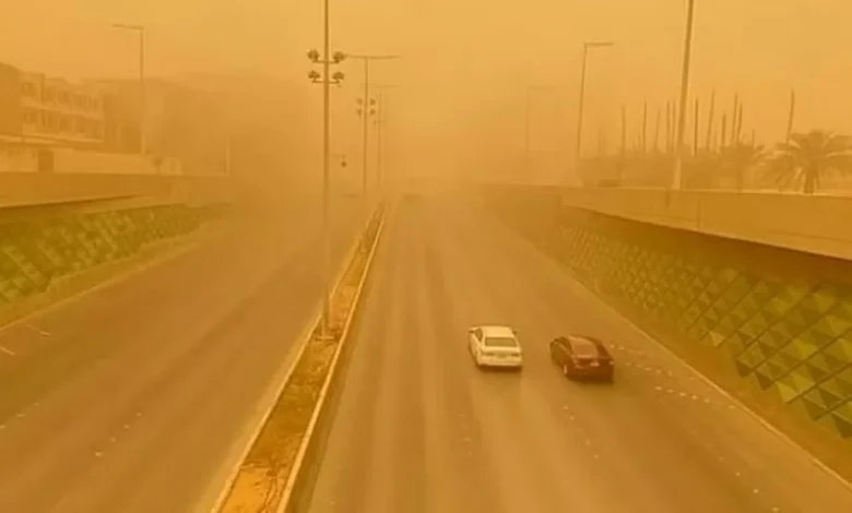 عوالق ترابية تسبب تدني الرؤية بشكل ملحوظ في نجران