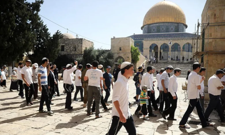 مستوطنون يعتدون على باحات المسجد الاقصى ويثيرون التوترات.