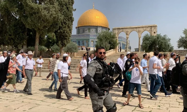 مستوطنون يهاجمون الأقصى مجدداً ويثيرون التوتر في القدس