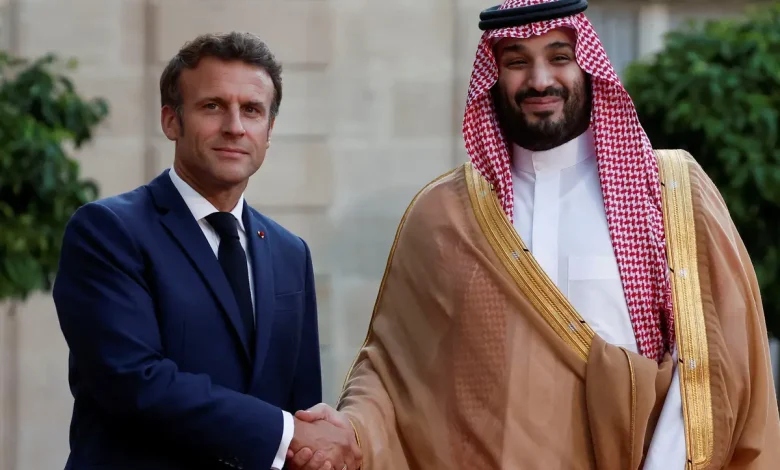 ولي العهد يتلقى اتصالا هاتفيا من ماكرون لبحث مستجدات الاحداث بالمنطقة