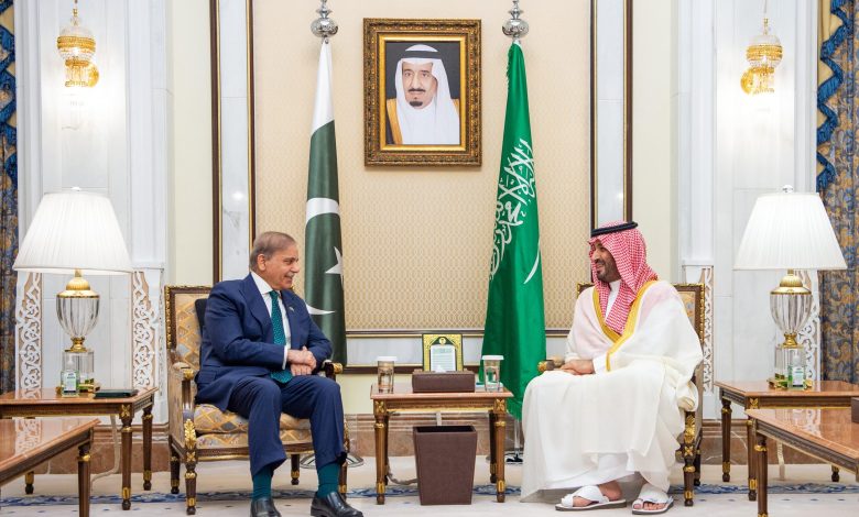 ولي العهد يستقبل رئيس الوزراء الباكستاني لبحث فرص التعاون المستقبلية