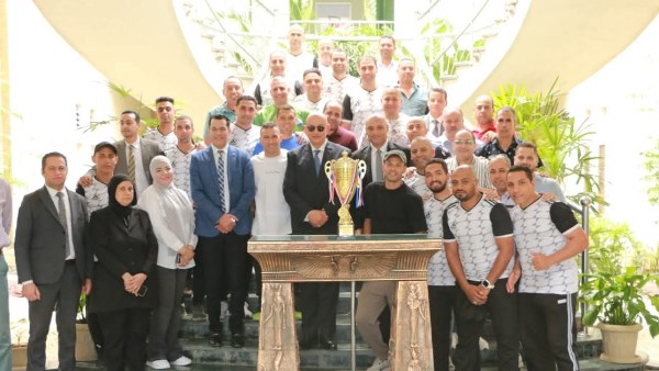 تكريم أبطال المصرية للمطارات من قبل النشار بعد إنجازاتهم البارزة في بطولات القاهرة الكبرى وتأهلهم لنهائي الجمهورية.. صور