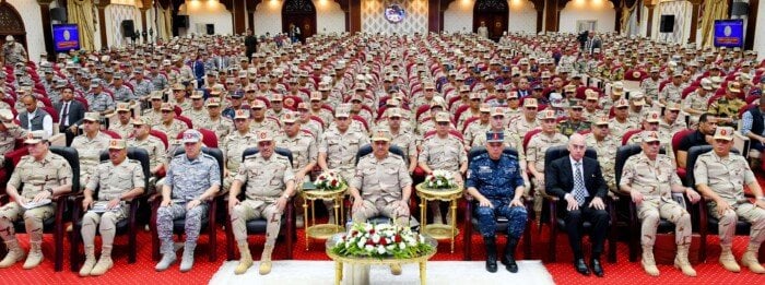 اجتماع وزير الدفاع مع قادة القوات المسلحة في المنطقة المركزية العسكرية