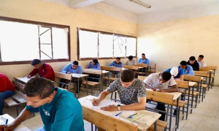 أولياء أمور يراقبون آراء طلاب الثانوية العامة حول امتحان الرياضيات البحتة للنظام الجديد