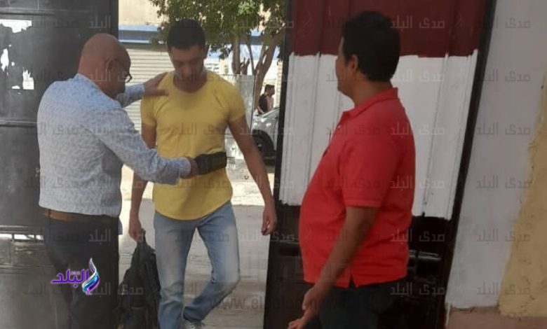 إجراءات تفتيش الطلاب بالعصا الإلكترونية في لجان امتحانات الثانوية العامة"
"تفتيش شامل بالعصا الإلكترونية لمواجهة الغش في امتحانات الثانوية العامة"
"لجان امتحانات الثانوية العامة تطبق تفتيش العصا الإلكترونية على الطلاب