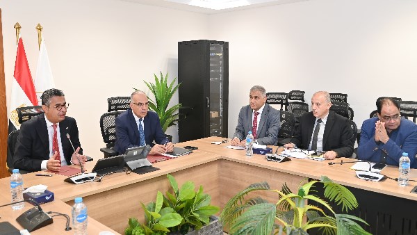 اجتماع مشترك لتطوير مصانع إنتاج السكر برئاسة وزيرا الري والتموين